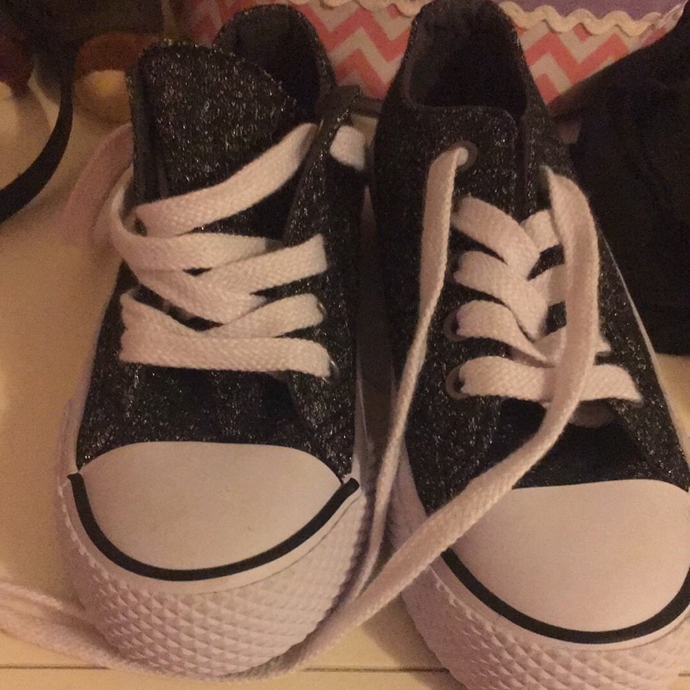Girls size 13 Airwalk Chuck style like new